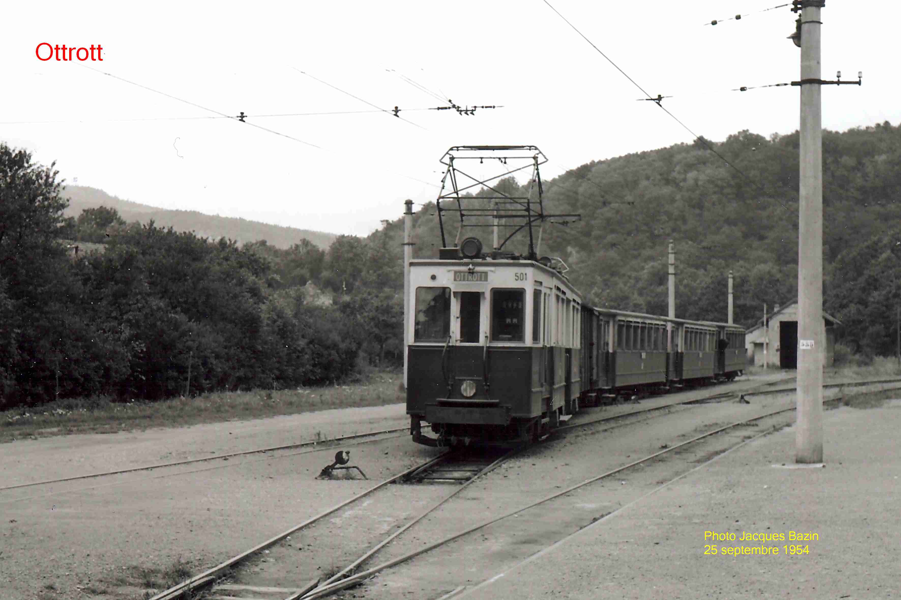 L'automotrice n° 501 et son train dans l'arrière-gare.